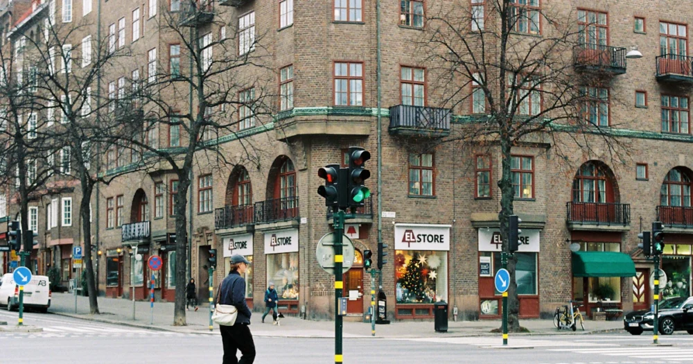 Person korsar en gata i stadsmiljö